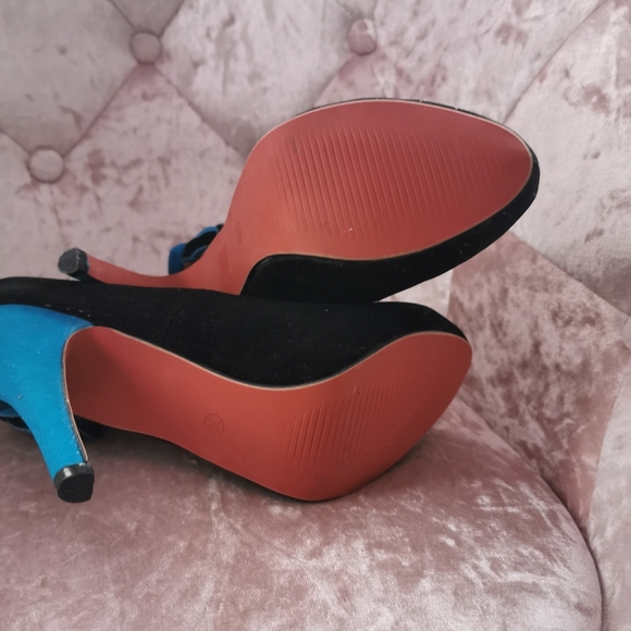 Heels - Picture 4 of 4